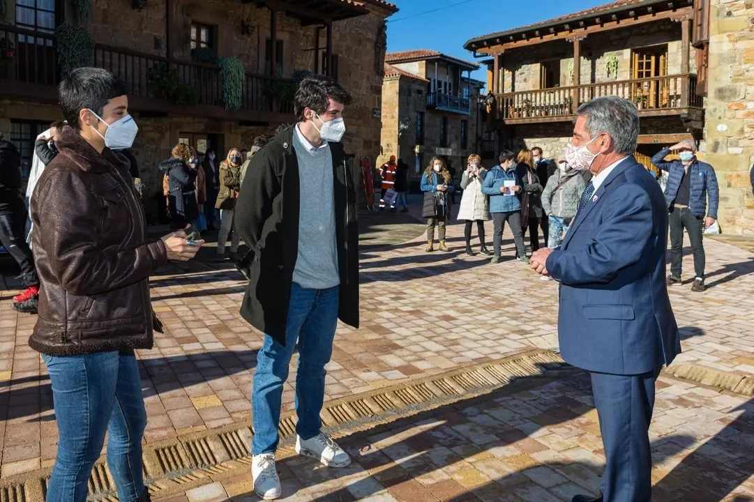 Revilla en el rodaje de 'Dos vacas y una burra' en Li&eacute;rganes