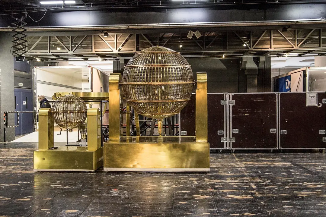 Llegada De Los Bombos Del Sorteo Extraordinario De Navidad Al Teatro Real De Madrid.