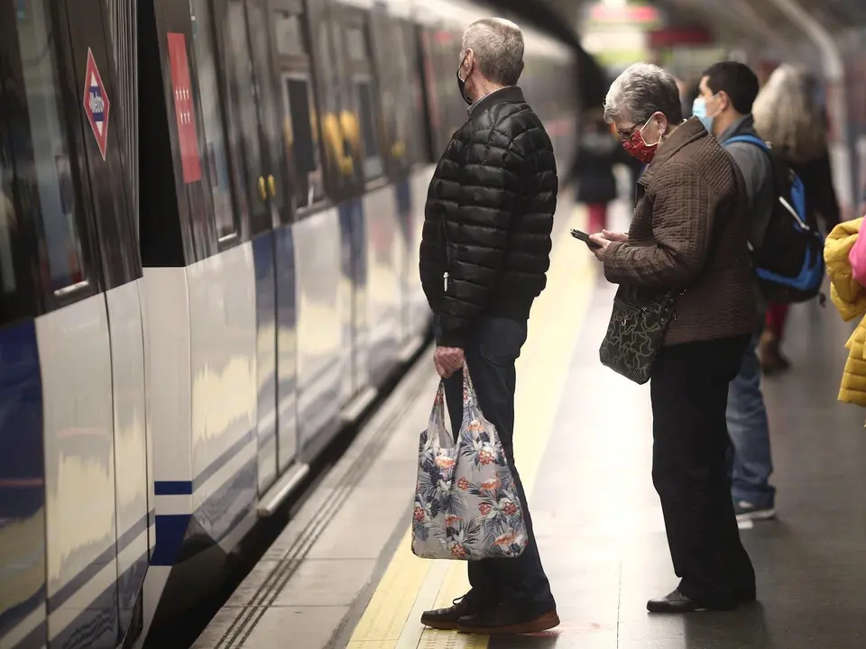 Pasajeros en el metro de Oporto, Madrid (Espa&ntilde;a), a 17 de noviembre de 2020.