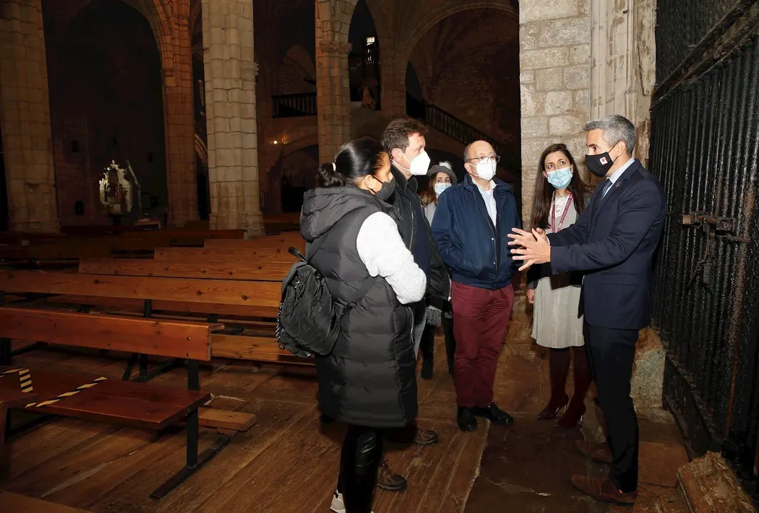 El vicepresidente Pablo Zuloaga en la Iglesia de Santa Mar&iacute;a de los &Aacute;ngeles de San Vicente de la Barquera