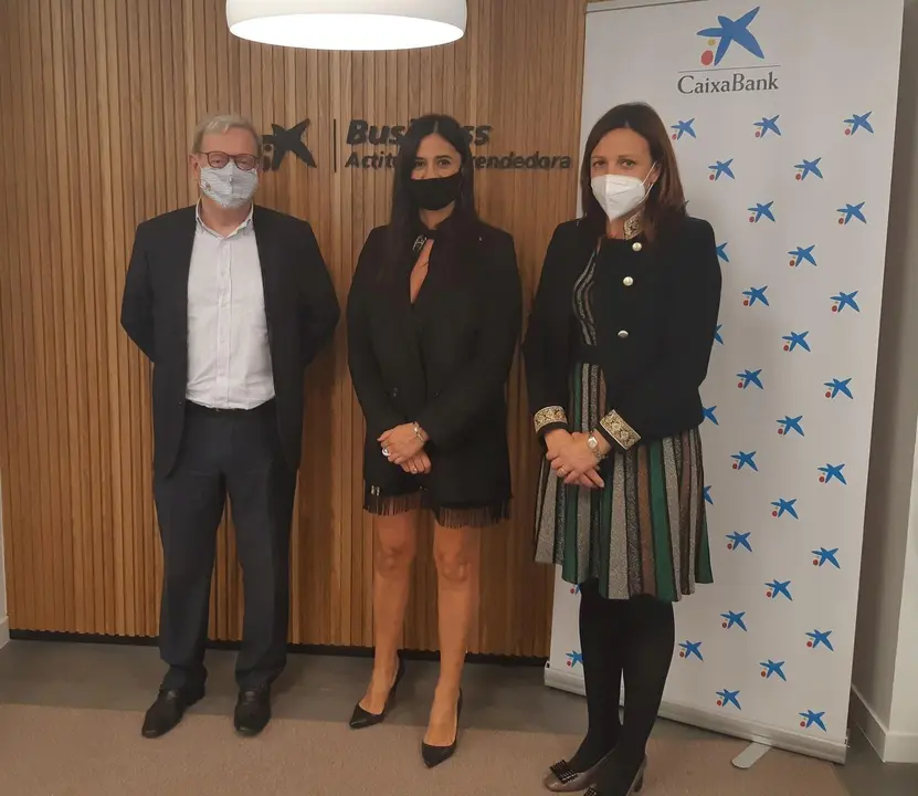 El presidente de COERCAN, Miguel Cuerno, la directora general de Comercio del Gobierno regional, Odette &Aacute;lvarez, y Celia Torio, de Caixabank