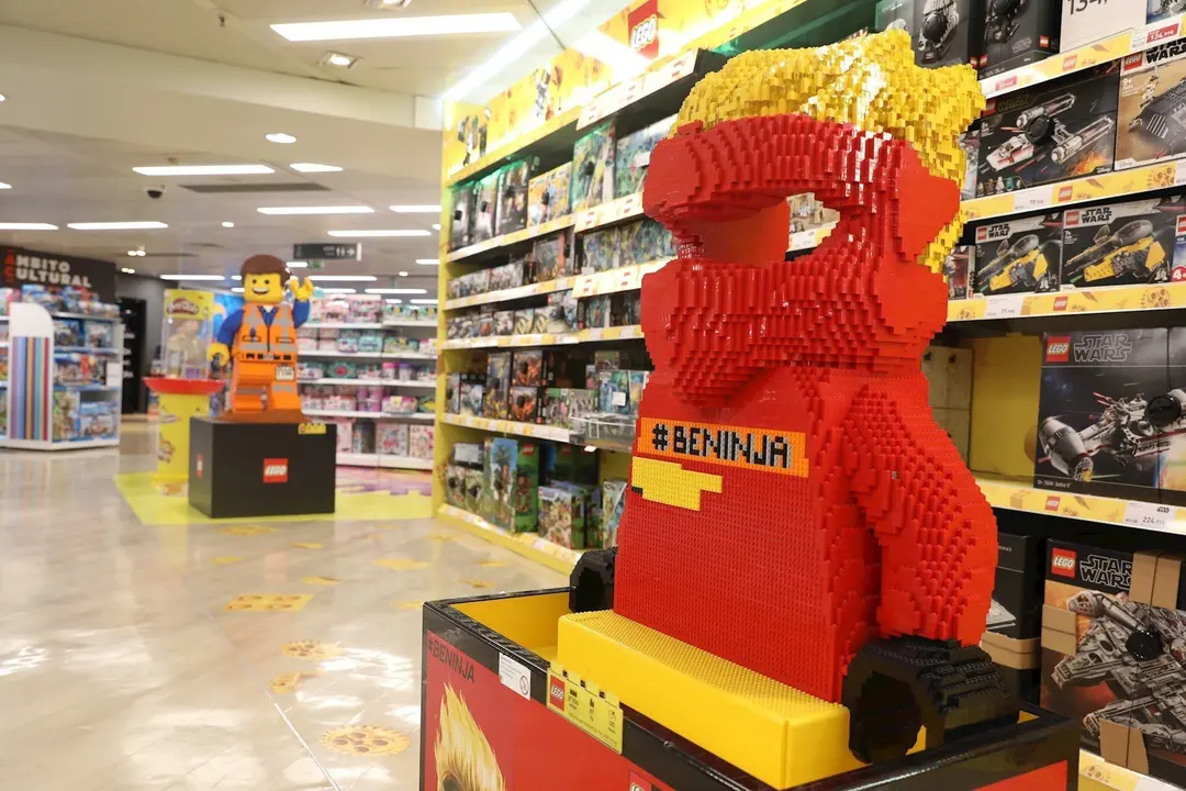 Un mu&ntilde;eco gigante de piezas adorna la secci&oacute;n de jugueter&iacute;a infantil del Corte Ingl&eacute;s 