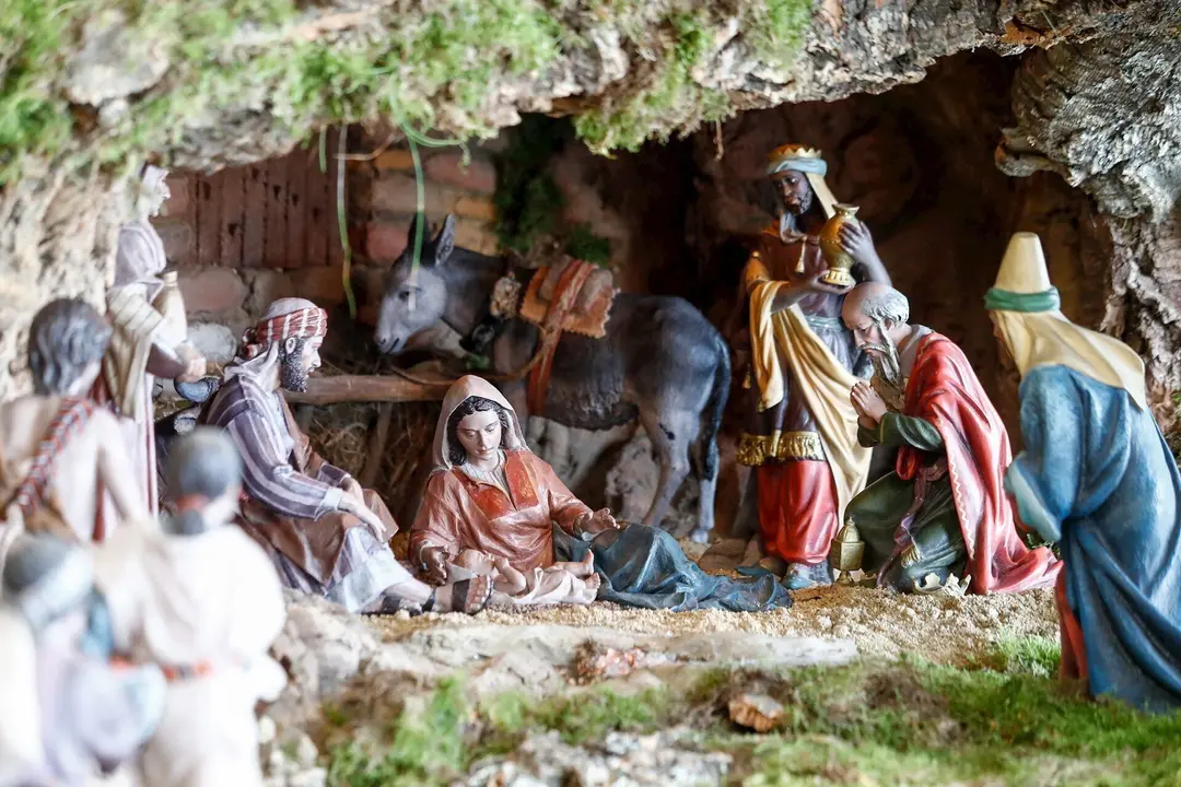 Detalle del Portal de Bel&eacute;n montado en la entrada del Ayuntamiento de Paracuellos del Jarama, a 13 de noviembre de 2020, en Paracuellos del Jarama, Madrid, Espa&ntilde;a. Esta es la primera contrucci&oacute;n que la Asociaci&oacute;n de Belenistas de Madrid ha realizado en la