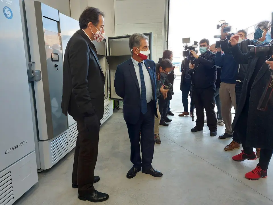El presidente de Cantabria, Miguel &Aacute;ngel Revilla, y el consejero de Obras P&uacute;blicas, Jos&eacute; Luis Gochicoa, en el Puerto de Laredo con los ultracongeladores para la vacuna del COVID-19