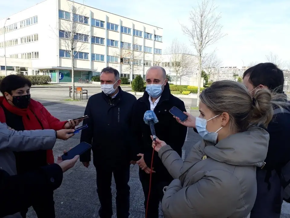 El portavoz de IU y portavoz adjunto de Unidas Podemos en el Congreso de los Diputados, Enrique Santiago, junto al coordinador de IU Cantabria, Israel Ruiz Salm&oacute;n, en una visita a la UC