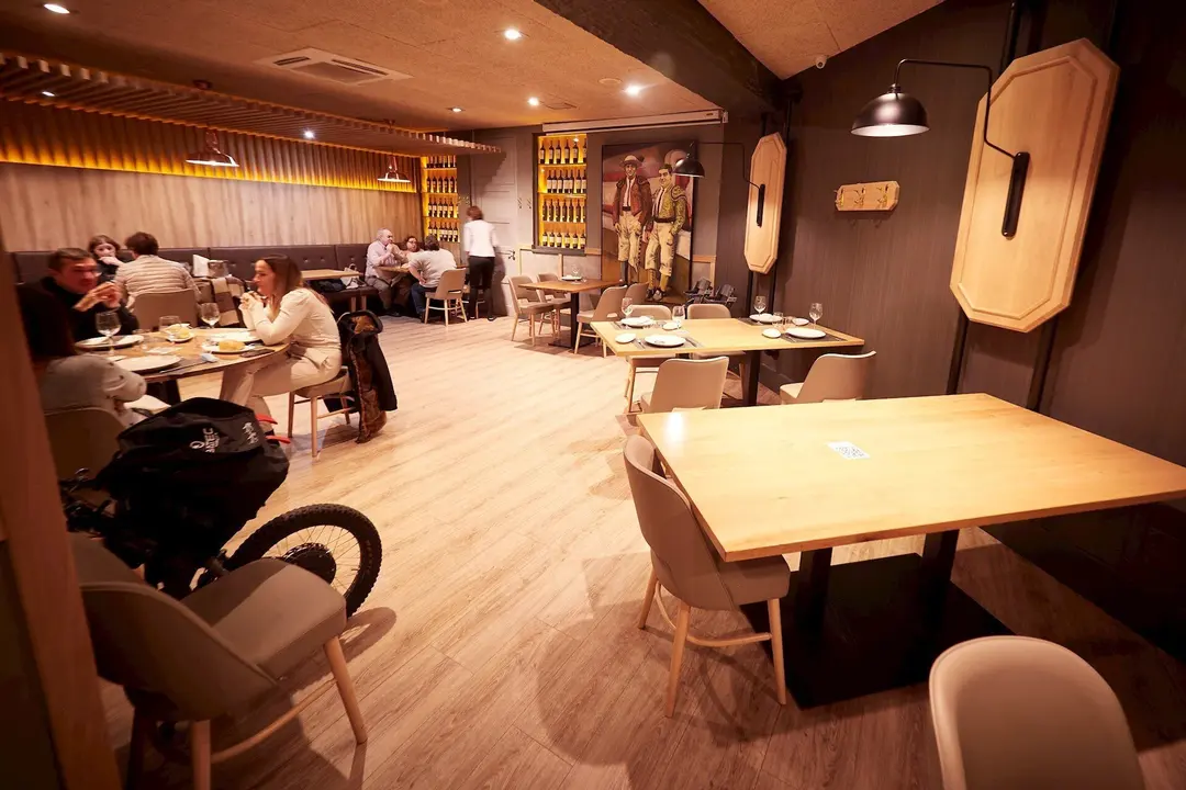 Interior del restaurante El Burladero, en Pamplona, Navarra (Espa&ntilde;a)