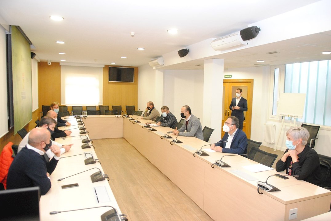 Reunión de alcaldes de la comarca del Besaya sobre el Torrebús