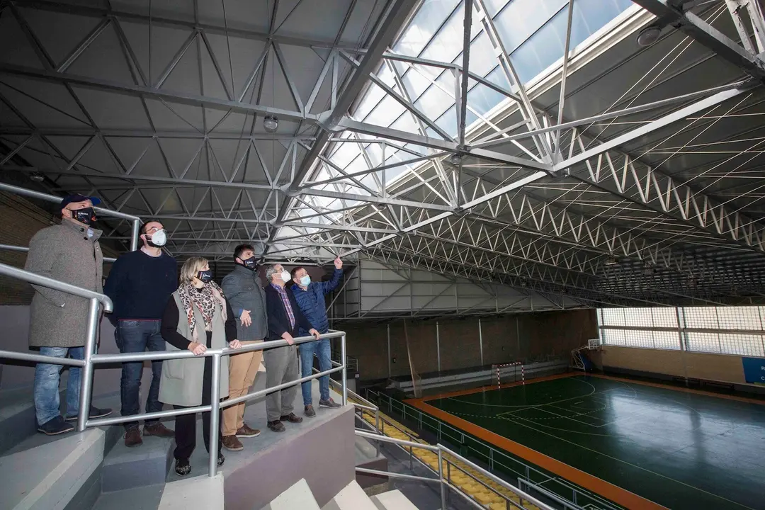 Autoridades del Ayuntamiento de Camargo visitan el pabell&oacute;n deportivo de Revilla