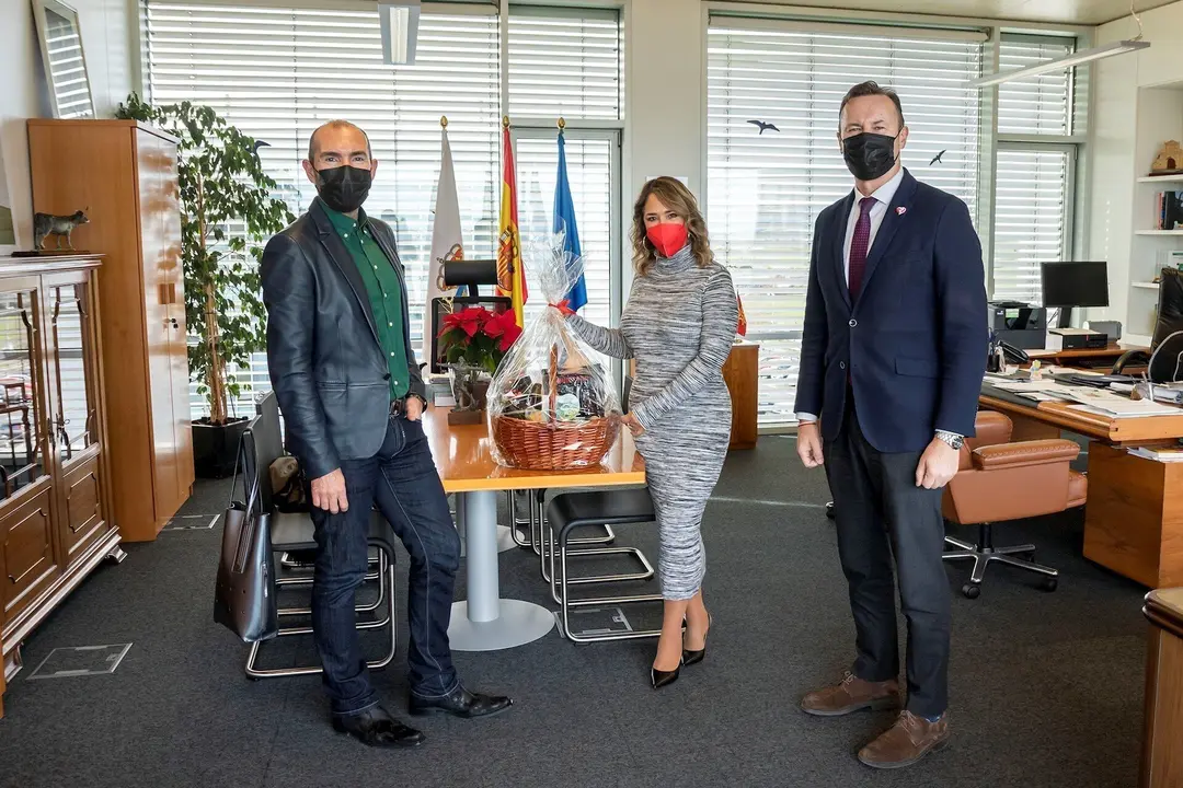 Entrega cesta de productos c&aacute;ntabros