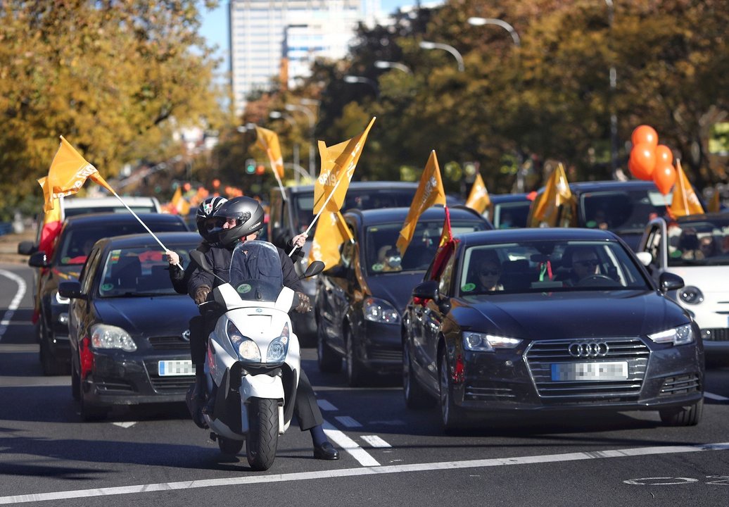 Varias personas muestran a través de sus coches banderas y globos de color naranja durante una manifestación de vehículos en apoyo a la educación concertada y contra la Ley Celaá, en Madrid, el pasado 22 de noviembre