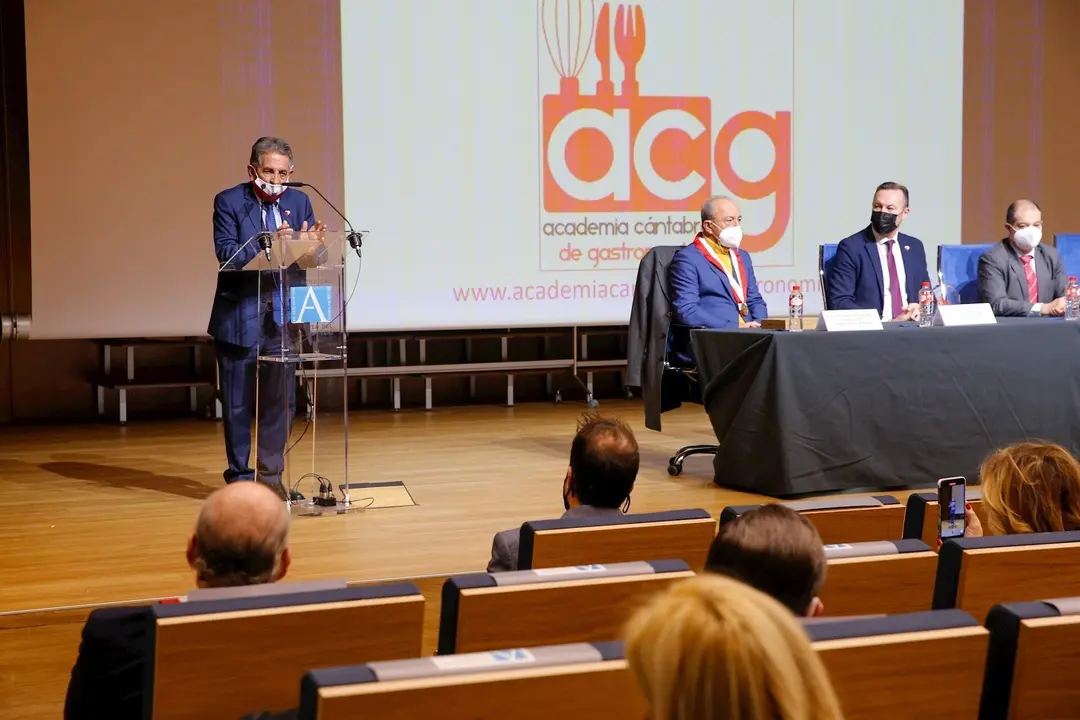 Revilla en la entrega de premios gastron&oacute;micos