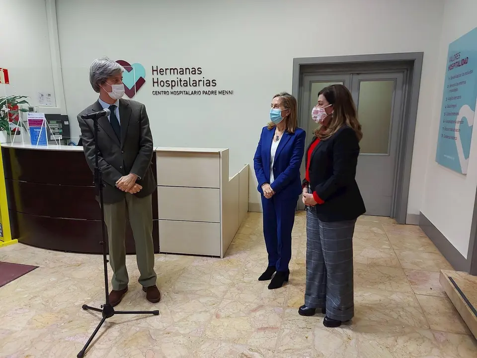 Ana Pastor con Mar&iacute;a Jos&eacute; S&aacute;enz de Buruaga en el centro Padre Menni de Santander