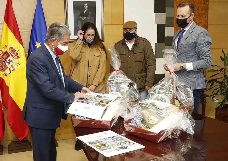09:45.- Gobierno de Cantabria
Foto con el ganador del concurso de la ODECA.
