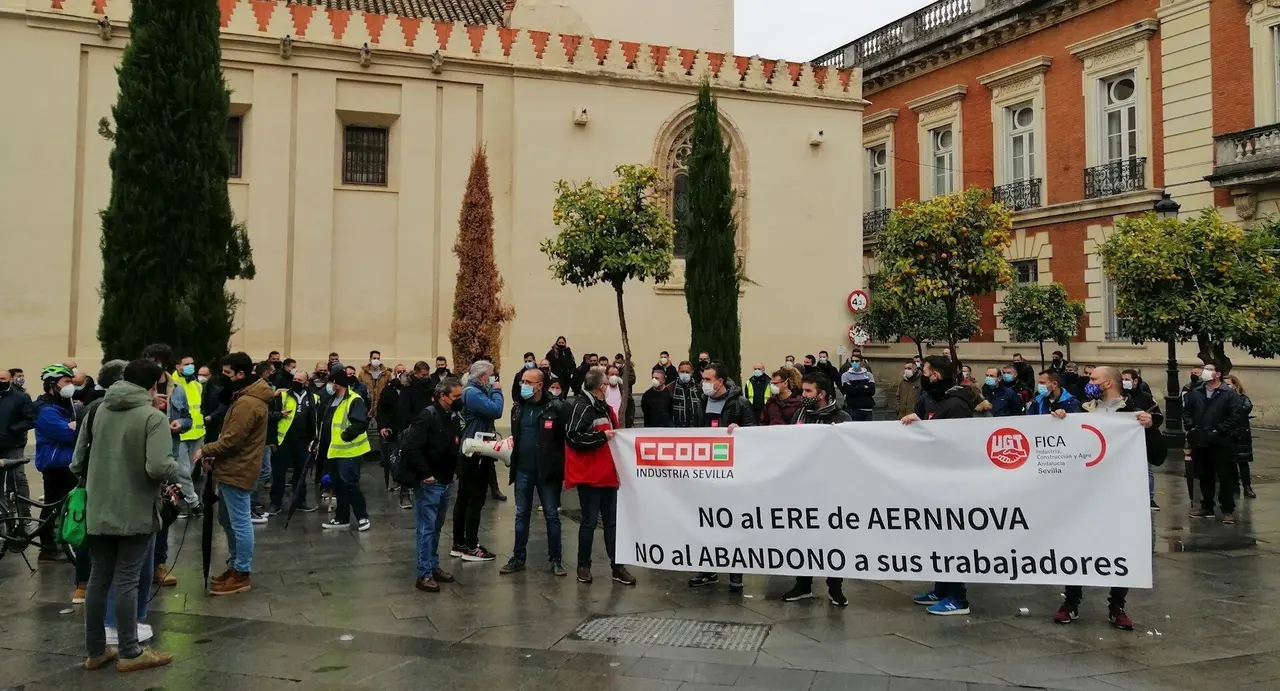 Concentraci&oacute;n para pedir la retirada de los ERE en Aernnova