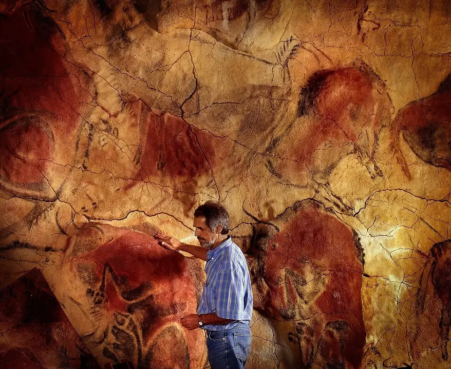 Pedro Saura Ramos en la r&eacute;plica de Altamira
