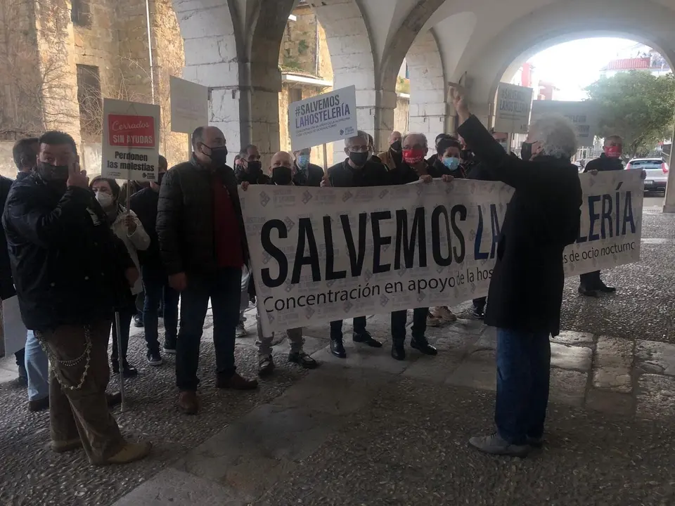 Concentraci&oacute;n de los hosteleros en el Parlamento