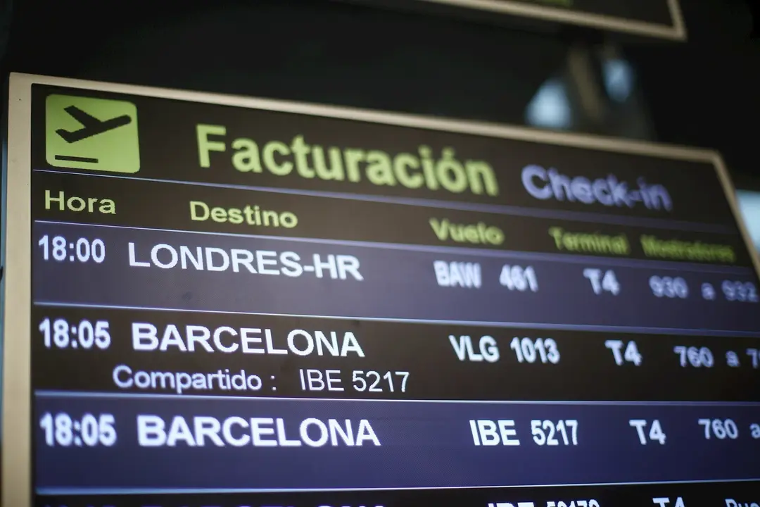 Panel de vuelos en la terminal T4 del Aeropuerto Adolfo Su&aacute;rez Madrid-Barajas,  