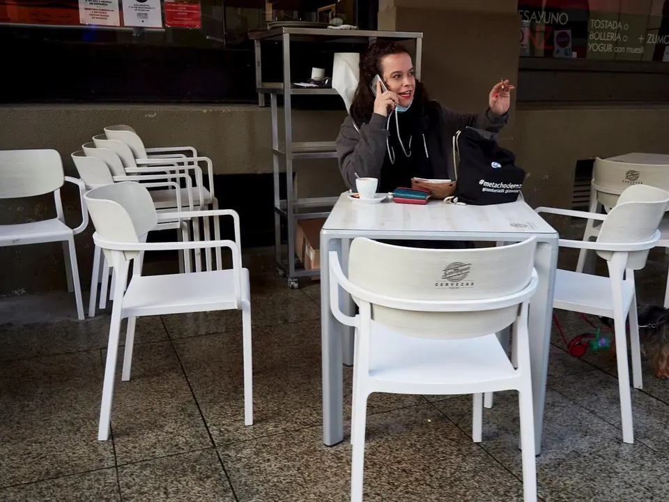 Terrazas en un bar de Pamplona, Navarra (Espa&ntilde;a), a 17 de diciembre de 2020. Navarra reabre hoy el interior de los locales de hosteler&iacute;a con aforo al 30% tras casi dos meses de cierre por las restricciones frente al Covid-19.