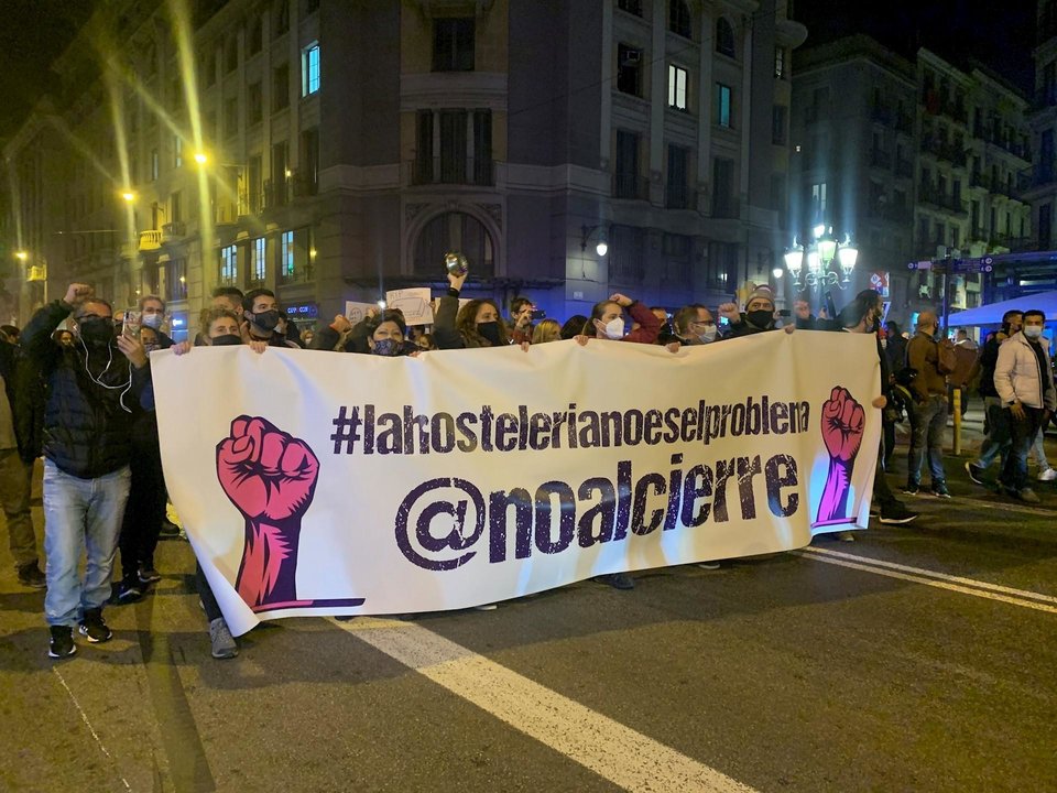 Unos 800 trabajadores del sector hostelero y ocio nocturno catalán se concentran en la plaza Sant Jaume de Barcelona en protesta contra las restricciones aplicadas a causa del Covid-19, el 21 de diciembre de 2020.