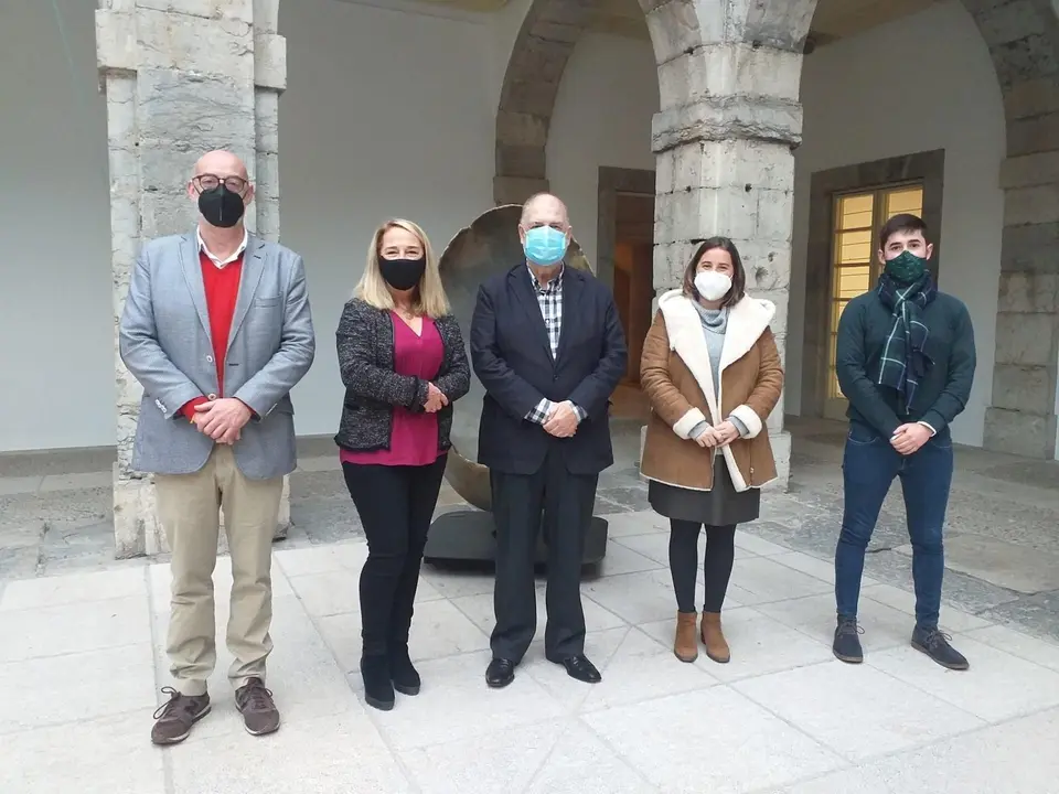 El coordinador de Cs Cantabria, F&eacute;lix &Aacute;lvarez (i), y el diputado Diego Mara&ntilde;&oacute;n (d) se re&uacute;nen con integranntes de la plataforma 'M&aacute;s Plurales'