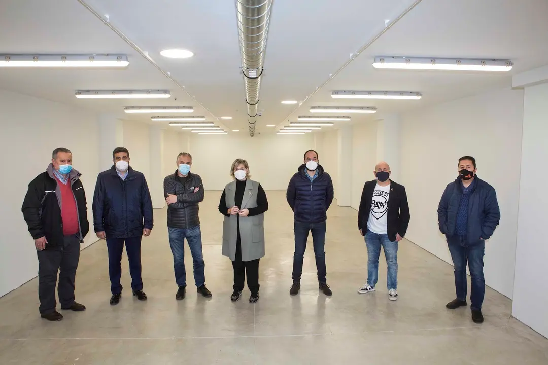 La alcaldesa de Camargo, Esther Bolado, y otros miembros de la Corporaci&oacute;n visitan las obras del nuevo archivo municipal