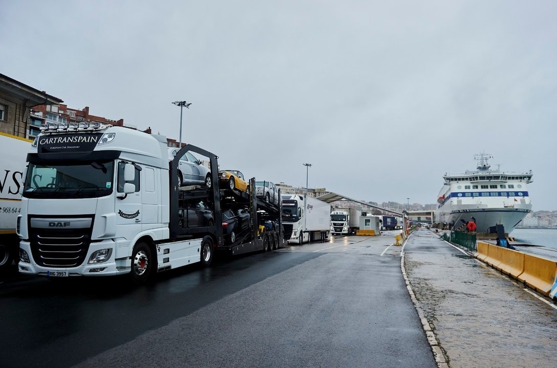 Camiones procedentes del ferry de Portsmouth a su llegada a Santander