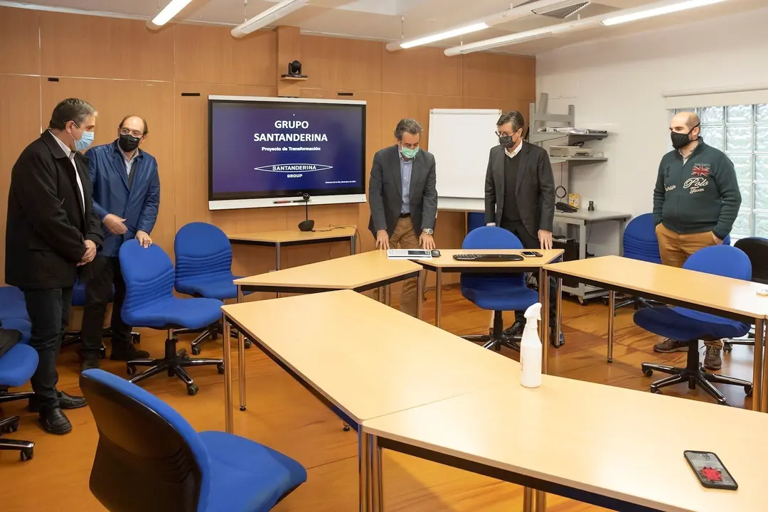 El consejero de Industria, Francisco Mart&iacute;n, visita Textil Santanderina.