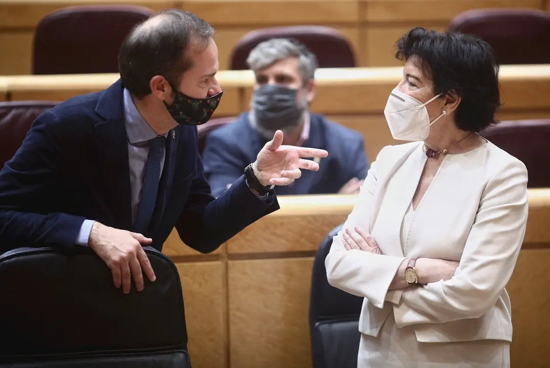 El senador del PSC, Jos&eacute; Manuel de la Vega mantiene una conversaci&oacute;n con la ministra de Educaci&oacute;n, Isabel Cela&aacute;, en el Senado