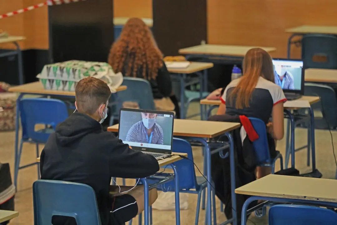 Alumnos atienden desde su ordenador clases virtuales impartidas en el Colegio &Aacute;baco, en Madrid (Espa&ntilde;a)
