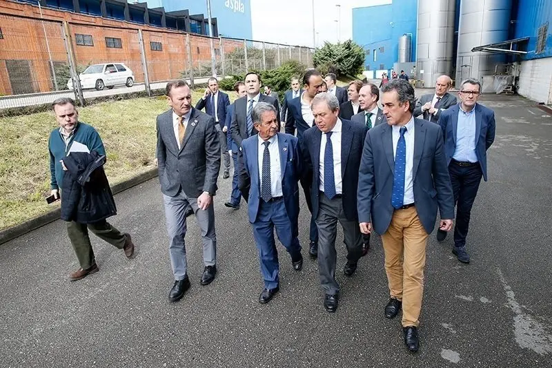 Imagen de archivo de una visita del presidente de Cantabria, Miguel &Aacute;ngel Revilla, y el consejero de Industria, Francisco Mart&iacute;n, a las instalaciones de ASPLA
