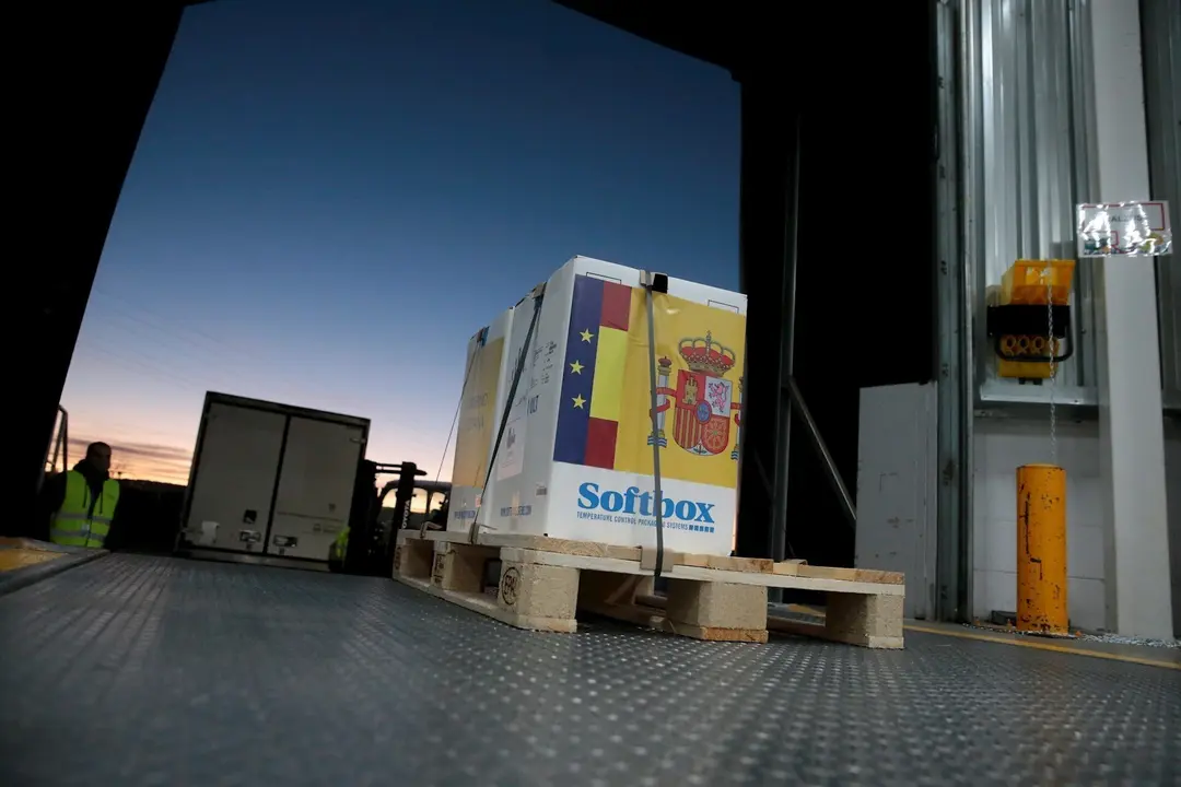 Llegan las primeras dosis de la vacuna contra el COVID-19 a Espa&ntilde;a, en Guadalajara (Castilla-La Mancha, Espa&ntilde;a) a 26 de diciembre de 2020. El cami&oacute;n que las transportaba desde B&eacute;lgica ha llegado al almac&eacute;n de Guadalajara a las 07:29 de este s&aacute;bado.