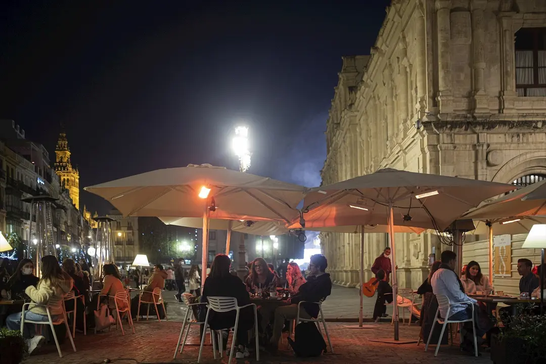 Varias personas en la terraza de un bar