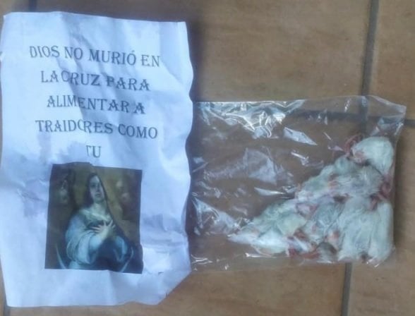 Carteles con insultos y bolsas de ratas muertas depositadas en la iglesia protestante Nueva Vida