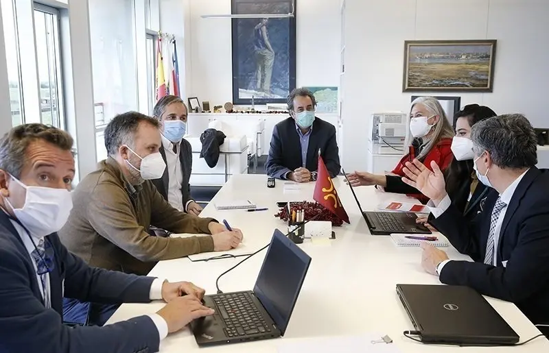 El consejero de Innovaci&oacute;n, Industria, Transporte y Comercio, Francisco Mart&iacute;n, se re&uacute;ne con representantes de Hergom.
22 DIC 20