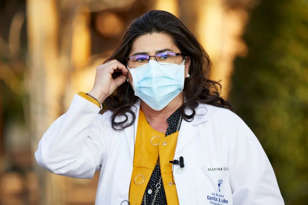 La directora de la residencia Los Olmos, donde se inicia la vacunaci&oacute;n contra el COVID-19 en Espa&ntilde;a, en Guadalajara (Castilla La-Mancha, Espa&ntilde;a), a 27 de diciembre de 2020. Las primeras dosis de la vacuna desarrollada por los laboratorios Pfizer y BioNtec