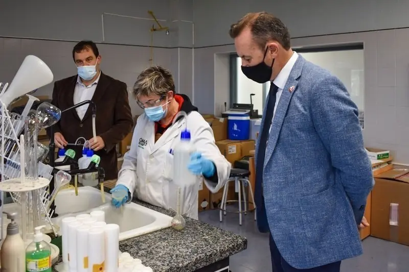 El consejero Guillermo Blanco en  su visita al laboratorio del CIMA