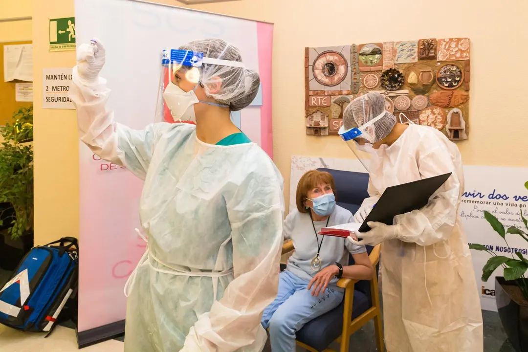 12:00. CAD de Cueto. Inicio de la vacunaci&oacute;n contra la COVID-19. Mar&iacute;a Dolores Zuluriaga (72 a&ntilde;os) 27 de diciembre de 2020 &copy; Ra&uacute;l Lucio