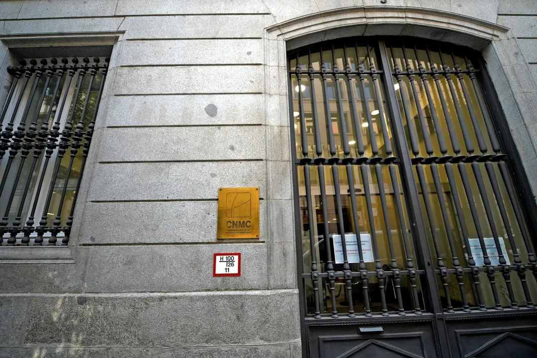 Placa identificativa y entrada al edificio de la CNMC, en Madrid (Espa&ntilde;a)