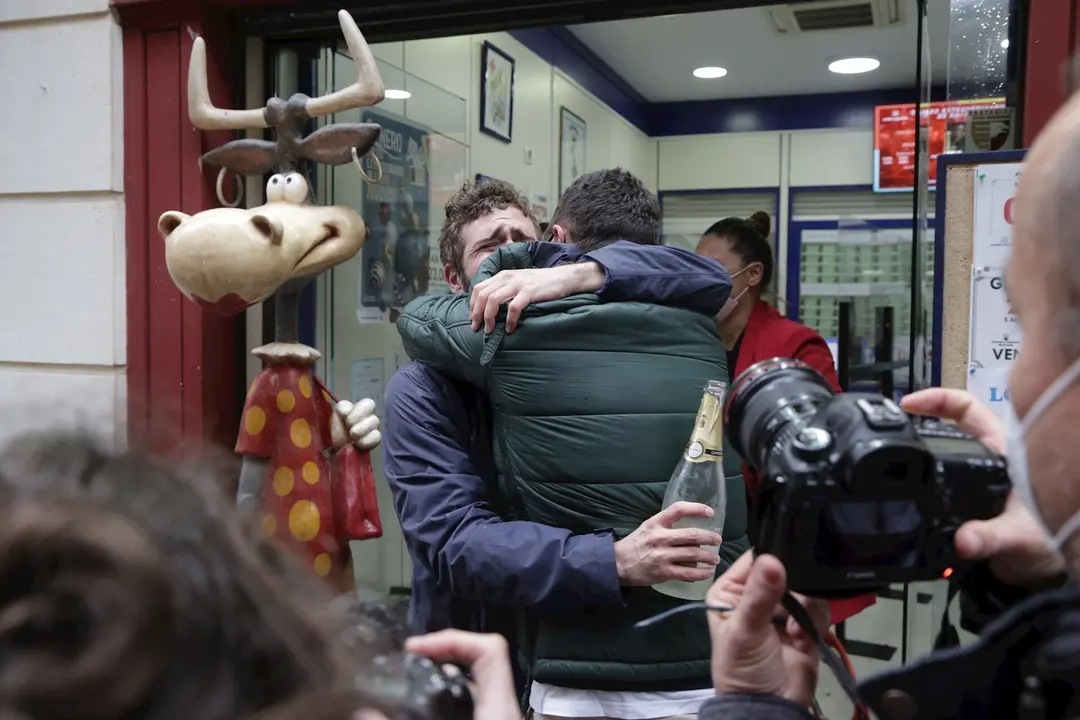 Clientes y loteros de la administraci&oacute;n de loter&iacute;a situada en la Calle Comercio, 21, en la que se ha repartido parte del n&uacute;mero 52472 correspondiente al Tercer Premio del Sorteo Extraordinario de Loter&iacute;a de Navidad 2020, en Toledo