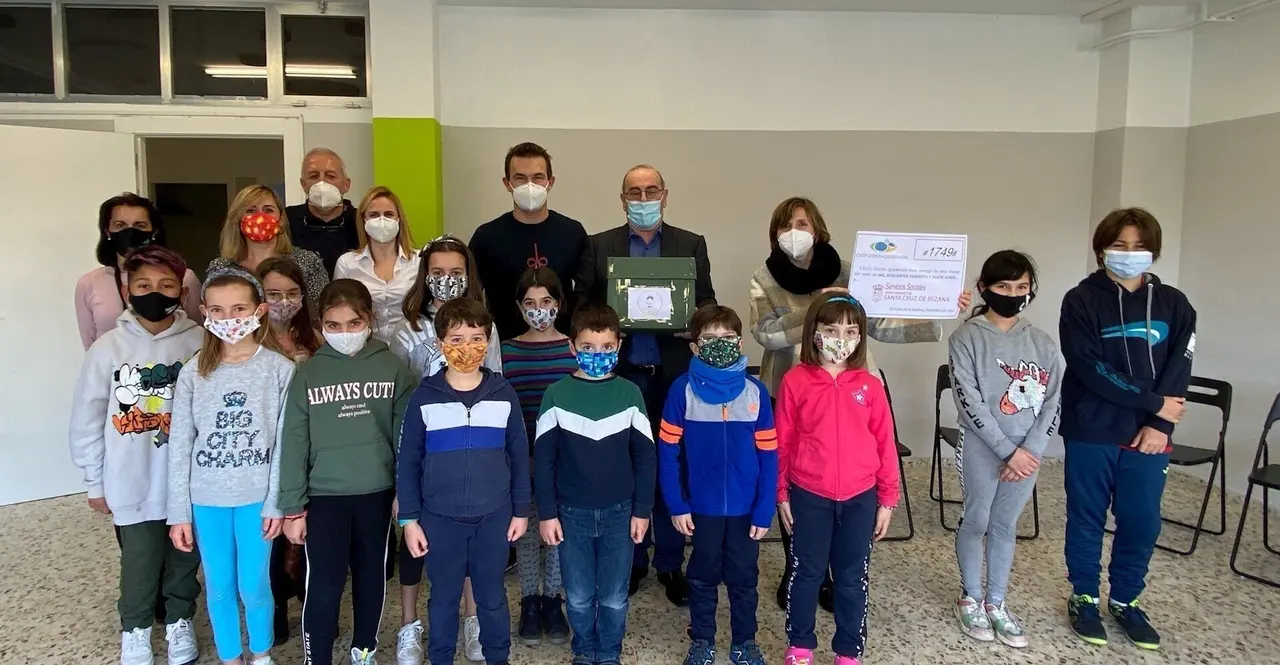 Entrega recaudaci&oacute;n mercadillo CEIP Costa Quebrada para Servicios Sociales