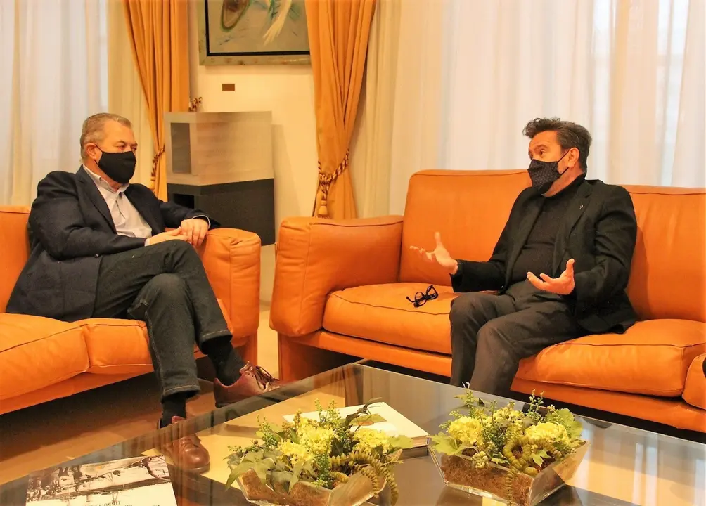 El presidente del Parlamento, Joaqu&iacute;n G&oacute;mez, recibe en su despacho al presidente del Consejo Evang&eacute;lico de Cantabria, el pastor Julio Garc&iacute;a Celorio