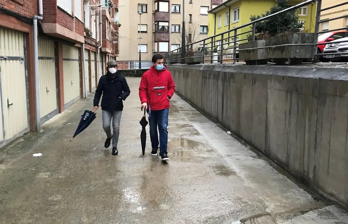 El concejal de Barrios de Astillero, Alejandro Hoz, visita las obras en el muro de la calle Santa Ana