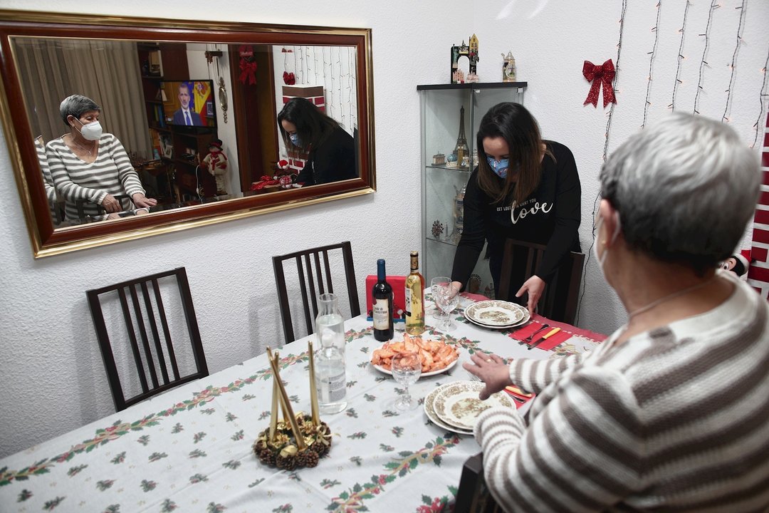 Una mujer viuda y de riesgo, Carmina con su hija Patricia preparan la cena de Nochebuena durante la pandemia en Móstoles (Madrid), a 24 de diciembre de 2020.