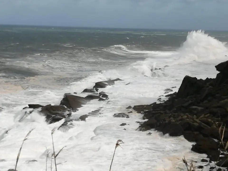 Fuerte oleaje en Cantabria. Temporal en el litoral. Alerta por olas y viento