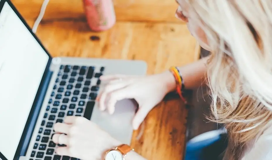 Persona usando ordenador.