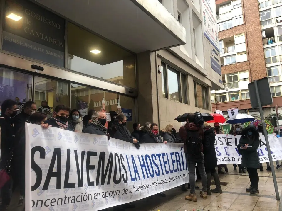 Los hosteleros se manifiestan frente a la Consejer&iacute;a de Sanidad