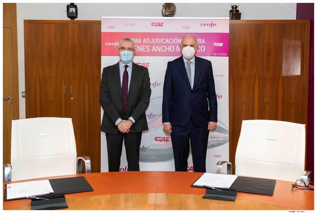 Los presidentes de Renfe, Isa&iacute;as T&aacute;boas, y de CAF, Andr&eacute;s Arizkorreta, durante la firma del contrato