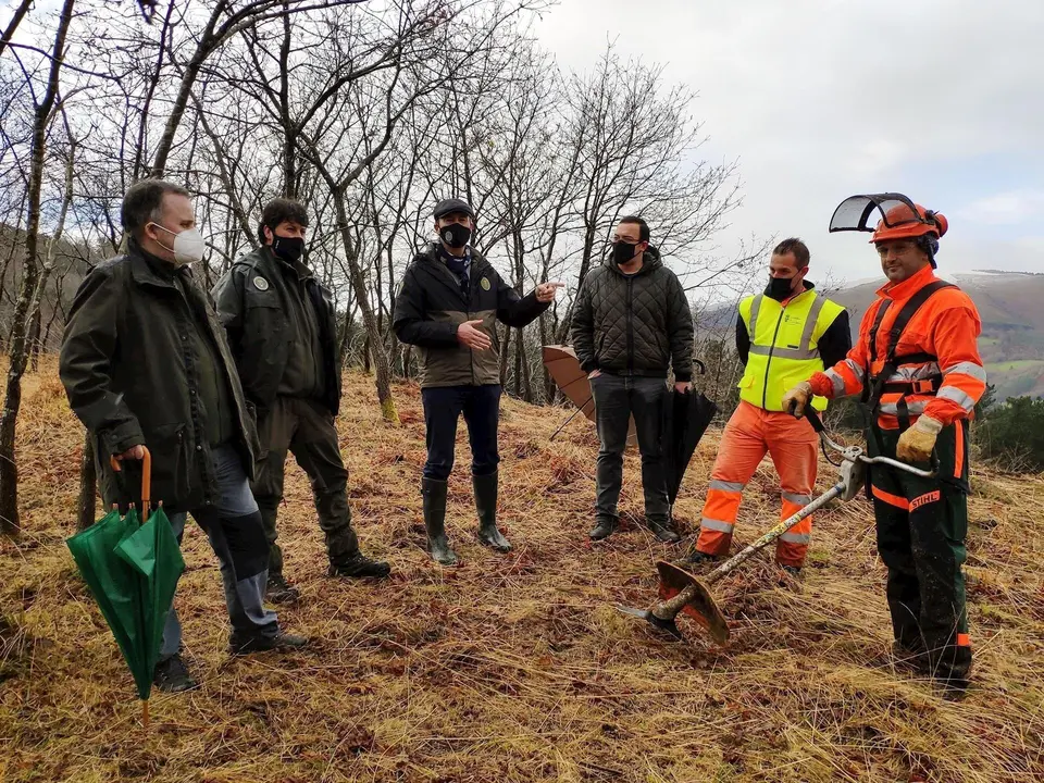 El consejero de Desarrollo Rural, Guillermo Blanco, visita los trabajos habituales de la cuadrilla forestal de prevenci&oacute;n de incendios de Cabu&eacute;rniga.