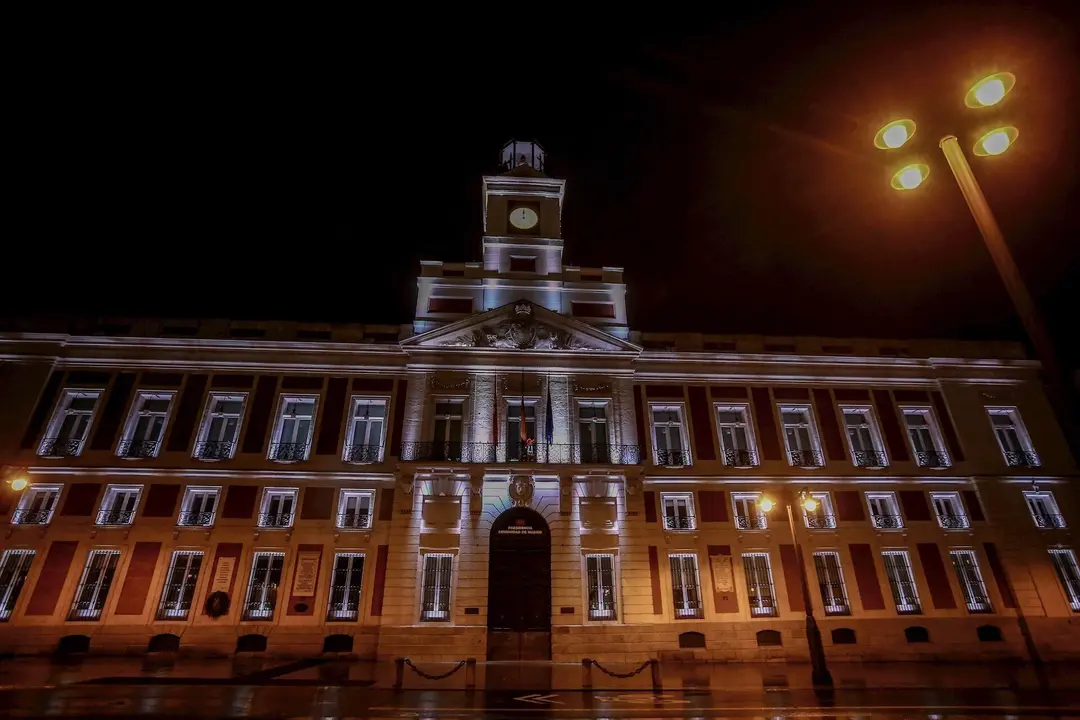 El reloj de la Puerta del Sol marca las 00 horas durante la primera noche de toque de queda en Madrid (Espa&ntilde;a), a 26 de octubre de 2020. El Gobierno central anunci&oacute; el pasado domingo la aprobaci&oacute;n del estado de alarma para toda Espa&ntilde;a, que entr&oacute; en vigor 