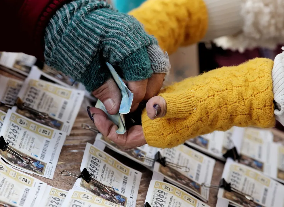 Una mujer comprando un boleto de la Loter&iacute;a del Ni&ntilde;o